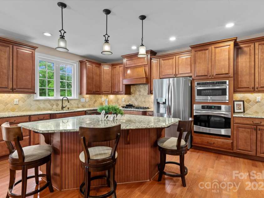 1040 Lake Forest Drive, Matthews, NC 28104.  MLS# CAR4285953, YatesRealty ID 33125. Island with Barstool Seating