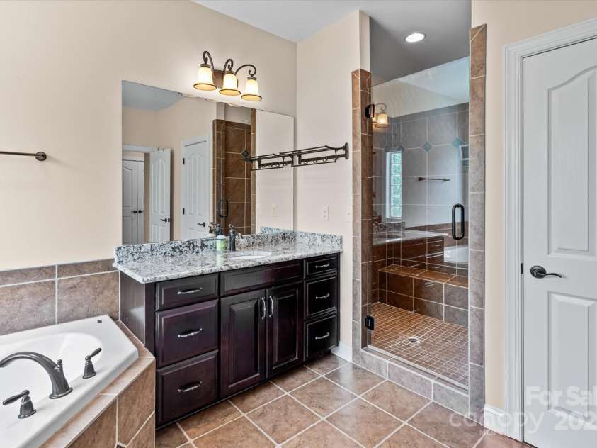 1040 Lake Forest Drive, Matthews, NC 28104.  MLS# CAR4285953, YatesRealty ID 33125. Primary Bath Garden Tub