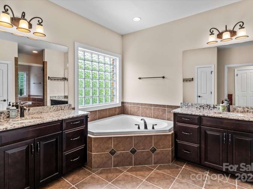 1040 Lake Forest Drive, Matthews, NC 28104.  MLS# CAR4285953, YatesRealty ID 33125. Primary Bath with Double Vanities
