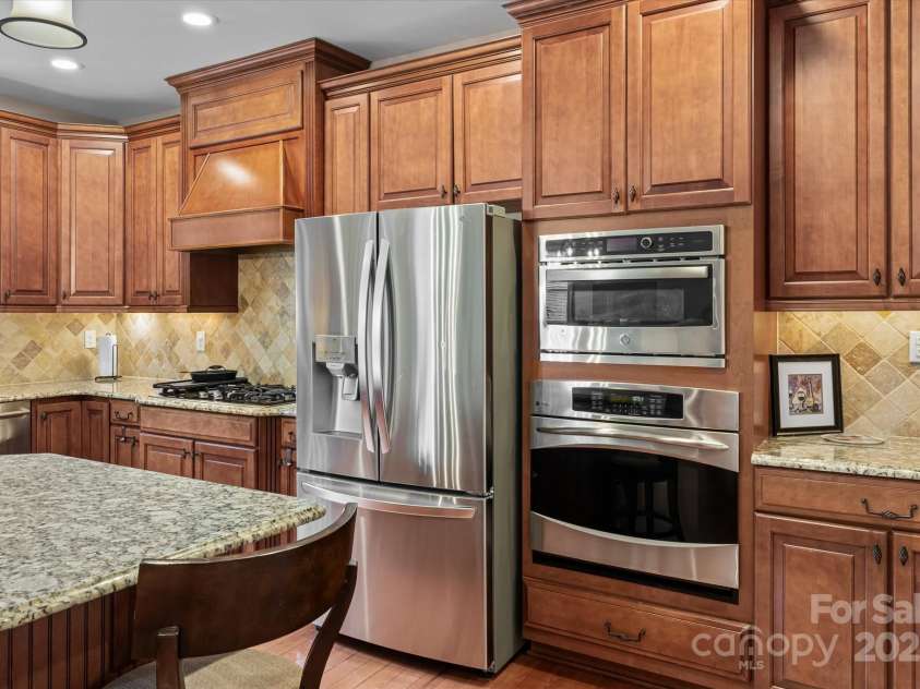 1040 Lake Forest Drive, Matthews, NC 28104.  MLS# CAR4285953, YatesRealty ID 33125. Stainless Steel Appliances