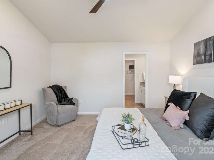 1108 Nia Road, Charlotte, NC 28215.  MLS# CAR4280664, YatesRealty ID 33127. 