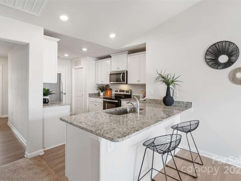 1108 Nia Road, Charlotte, NC 28215.  MLS# CAR4280664, YatesRealty ID 33127. Breakfast Bar