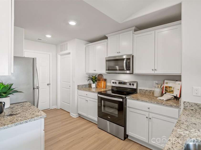 1108 Nia Road, Charlotte, NC 28215.  MLS# CAR4280664, YatesRealty ID 33127. White Cabinets with Granite Counters