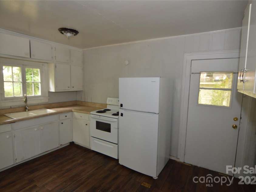 1216 Mountain Avenue, Gastonia, NC 28052.  MLS# CAR4266032, YatesRealty ID 33128. Kitchen