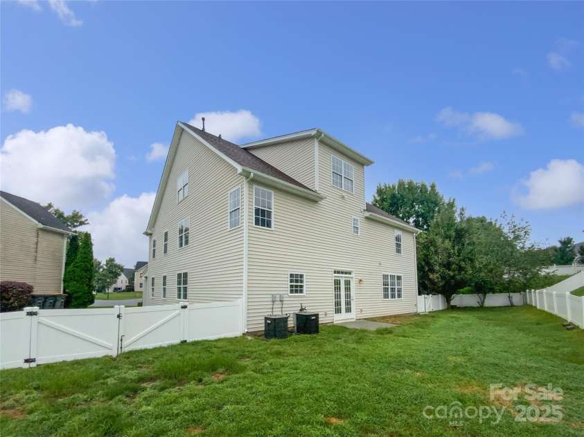 10901 Trout Creek Place, Davidson, NC 28036.  MLS# CAR4290231, YatesRealty ID 33129. 