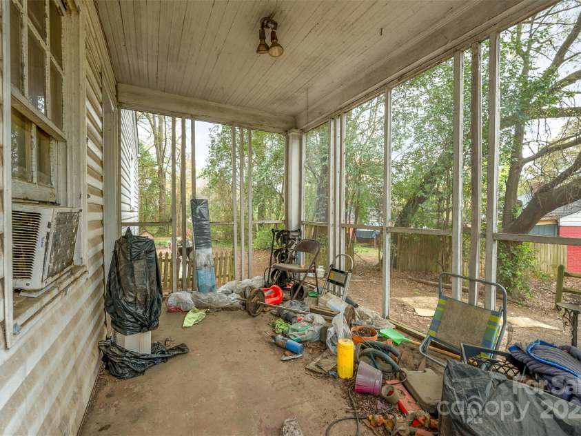 2740 Dogwood Avenue, Charlotte, NC 28206.  MLS# CAR4122087, YatesRealty ID 3313. 