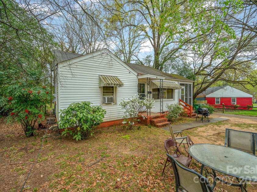 2740 Dogwood Avenue, Charlotte, NC 28206.  MLS# CAR4122087, YatesRealty ID 3313. 