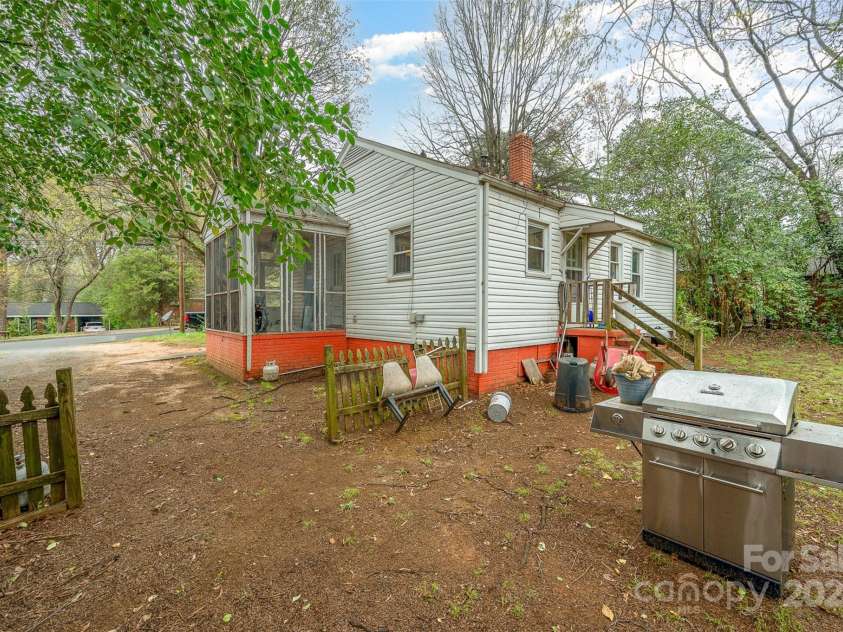2740 Dogwood Avenue, Charlotte, NC 28206.  MLS# CAR4122087, YatesRealty ID 3313. 