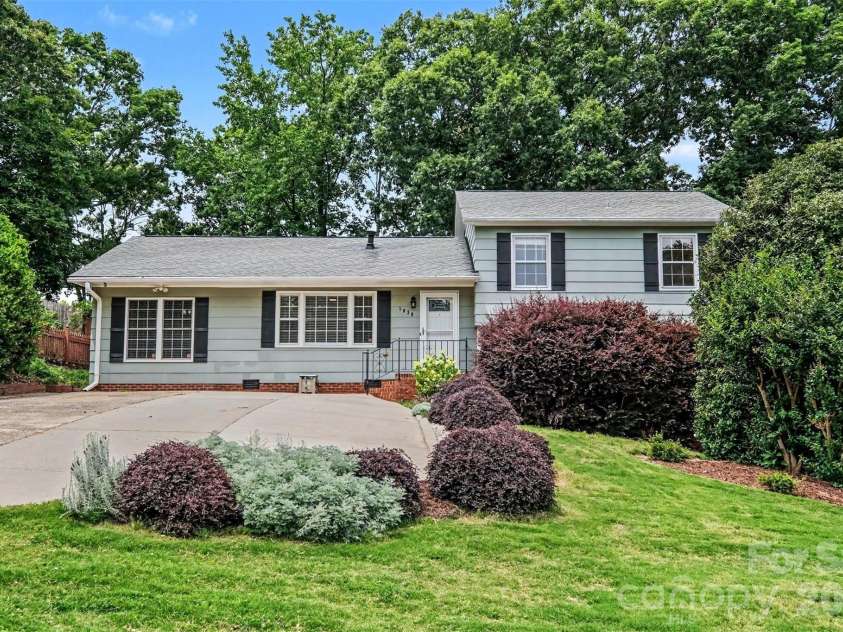 1030 Mclaughlin Drive, Charlotte, NC 28212.  MLS# CAR4393613, YatesRealty ID 33132. 