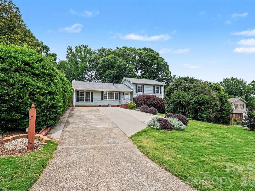 1030 Mclaughlin Drive, Charlotte, NC 28212.  MLS# CAR4393613, YatesRealty ID 33132. 