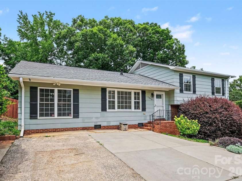 1030 Mclaughlin Drive, Charlotte, NC 28212.  MLS# CAR4393613, YatesRealty ID 33132. 