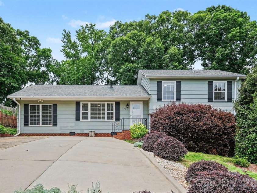 1030 Mclaughlin Drive, Charlotte, NC 28212.  MLS# CAR4393613, YatesRealty ID 33132. 