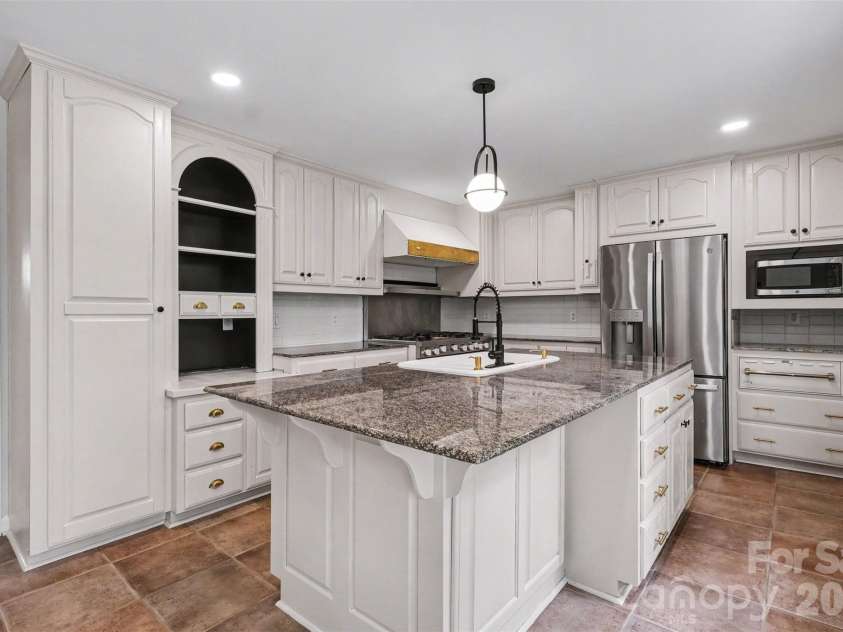 1030 Mclaughlin Drive, Charlotte, NC 28212.  MLS# CAR4393613, YatesRealty ID 33132. 