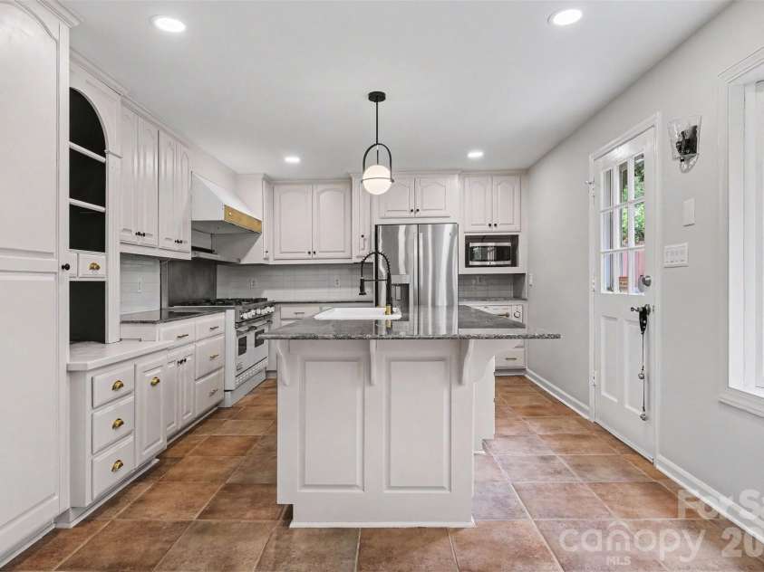 1030 Mclaughlin Drive, Charlotte, NC 28212.  MLS# CAR4393613, YatesRealty ID 33132. 