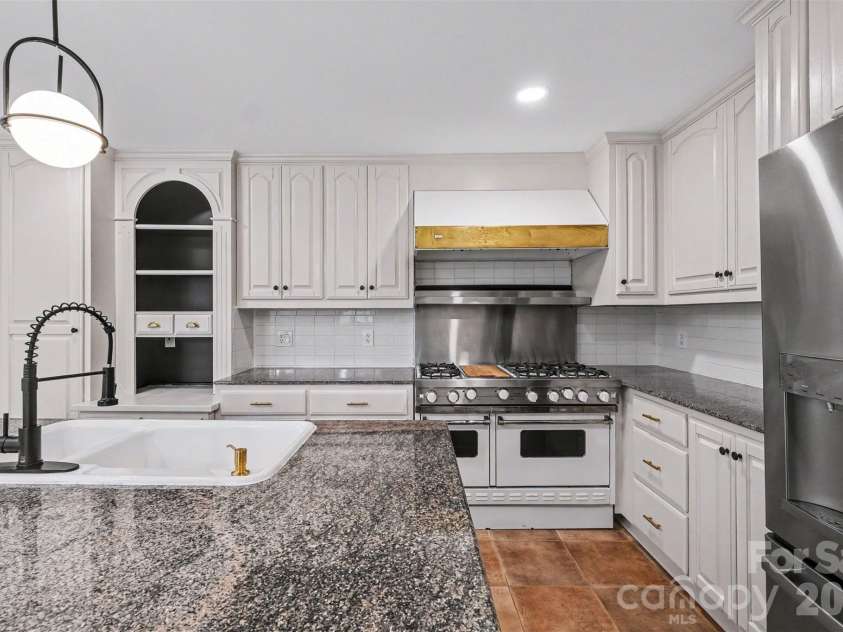 1030 Mclaughlin Drive, Charlotte, NC 28212.  MLS# CAR4393613, YatesRealty ID 33132. 