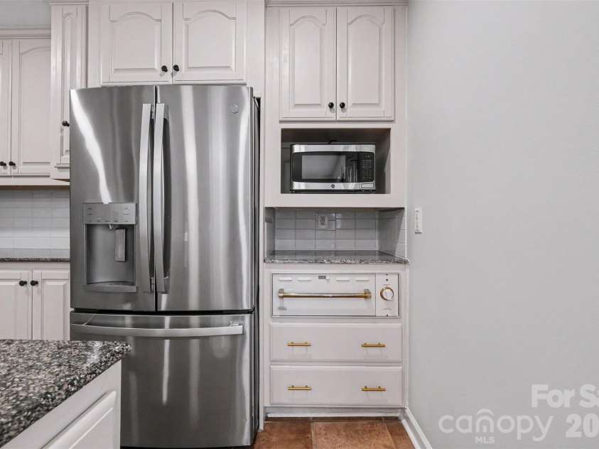 1030 Mclaughlin Drive, Charlotte, NC 28212.  MLS# CAR4393613, YatesRealty ID 33132. 