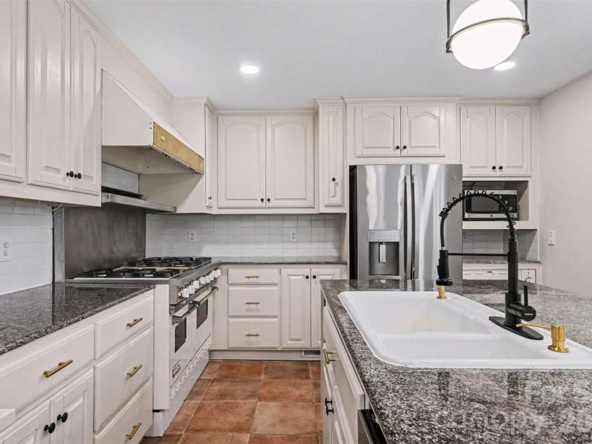 1030 Mclaughlin Drive, Charlotte, NC 28212.  MLS# CAR4393613, YatesRealty ID 33132. 