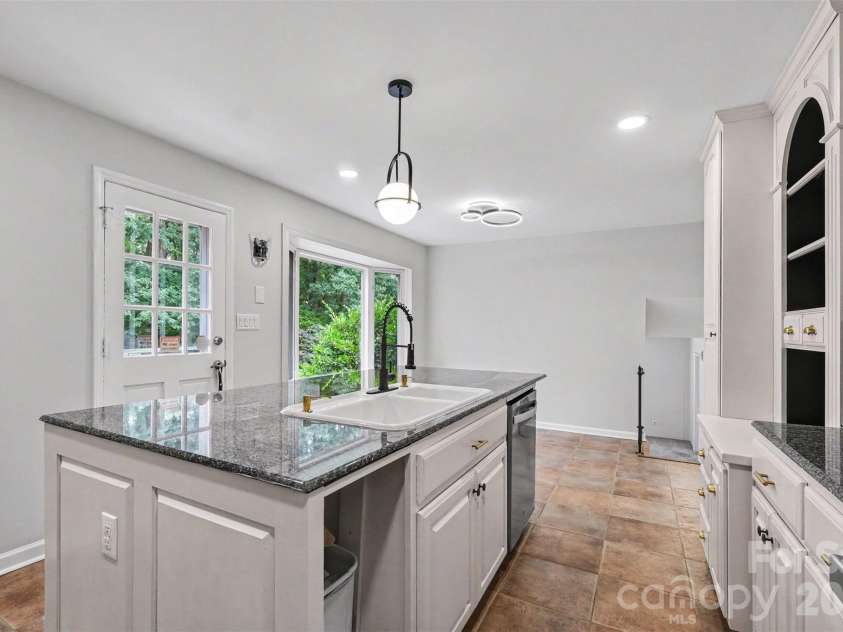 1030 Mclaughlin Drive, Charlotte, NC 28212.  MLS# CAR4393613, YatesRealty ID 33132. 