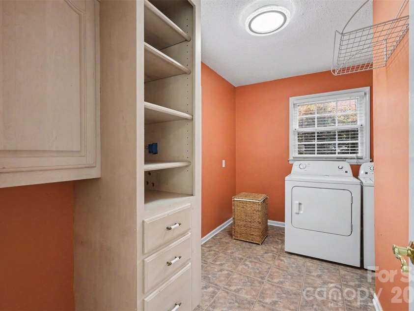 1030 Mclaughlin Drive, Charlotte, NC 28212.  MLS# CAR4393613, YatesRealty ID 33132. 
