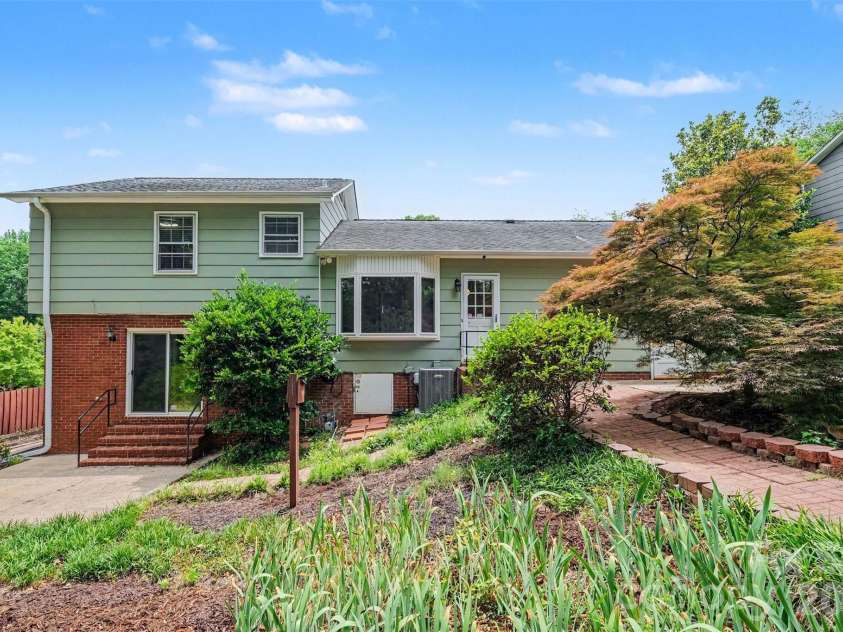 1030 Mclaughlin Drive, Charlotte, NC 28212.  MLS# CAR4393613, YatesRealty ID 33132. 