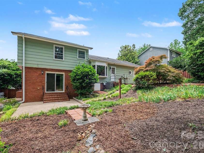 1030 Mclaughlin Drive, Charlotte, NC 28212.  MLS# CAR4393613, YatesRealty ID 33132. 