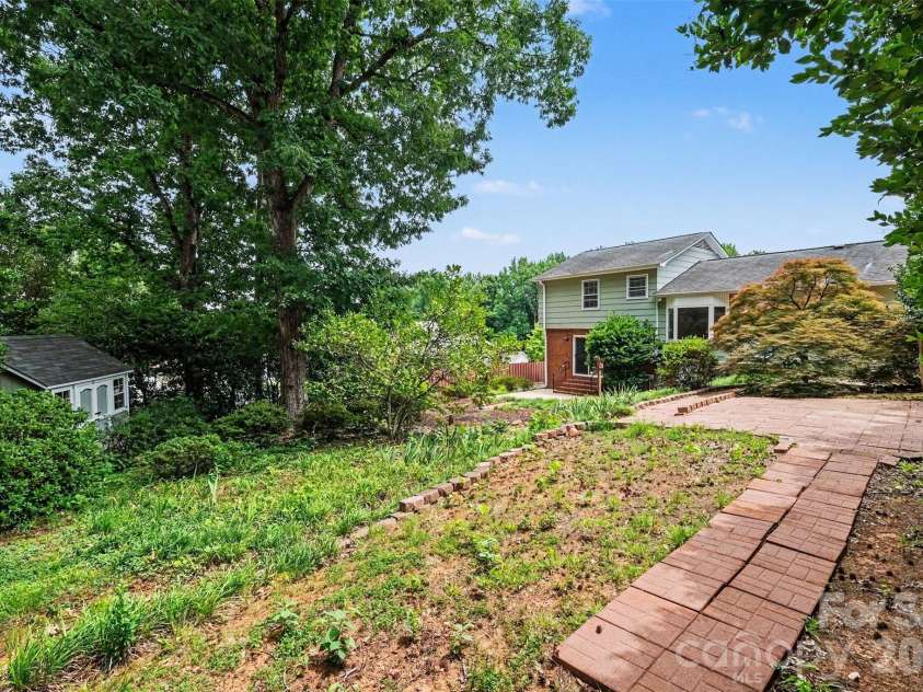 1030 Mclaughlin Drive, Charlotte, NC 28212.  MLS# CAR4393613, YatesRealty ID 33132. 