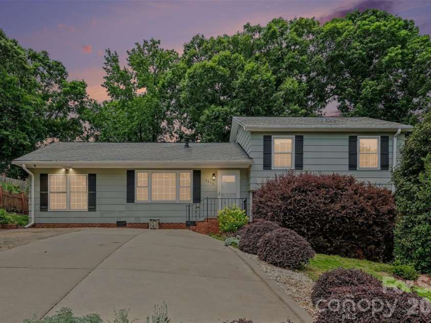 1030 Mclaughlin Drive, Charlotte, NC 28212.  MLS# CAR4393613, YatesRealty ID 33132. 