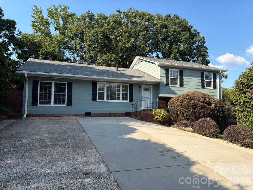 1030 Mclaughlin Drive, Charlotte, NC 28212.  MLS# CAR4423683, YatesRealty ID 33132. 