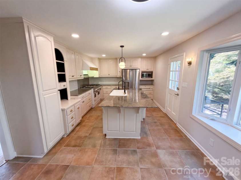 1030 Mclaughlin Drive, Charlotte, NC 28212.  MLS# CAR4423683, YatesRealty ID 33132. 