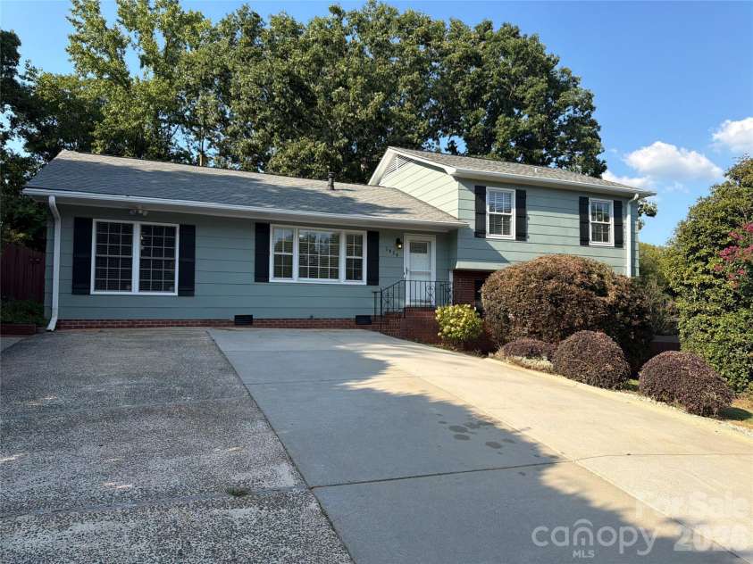 1030 Mclaughlin Drive, Charlotte, NC 28212.  MLS# CAR4423683, YatesRealty ID 33132. 