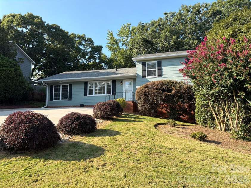 1030 Mclaughlin Drive, Charlotte, NC 28212.  MLS# CAR4423683, YatesRealty ID 33132. 