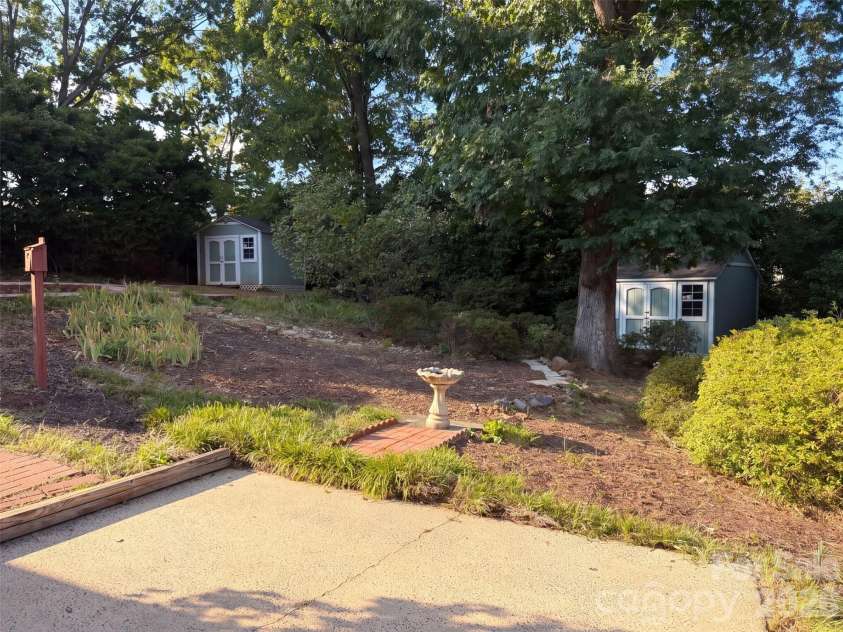 1030 Mclaughlin Drive, Charlotte, NC 28212.  MLS# CAR4423683, YatesRealty ID 33132. 