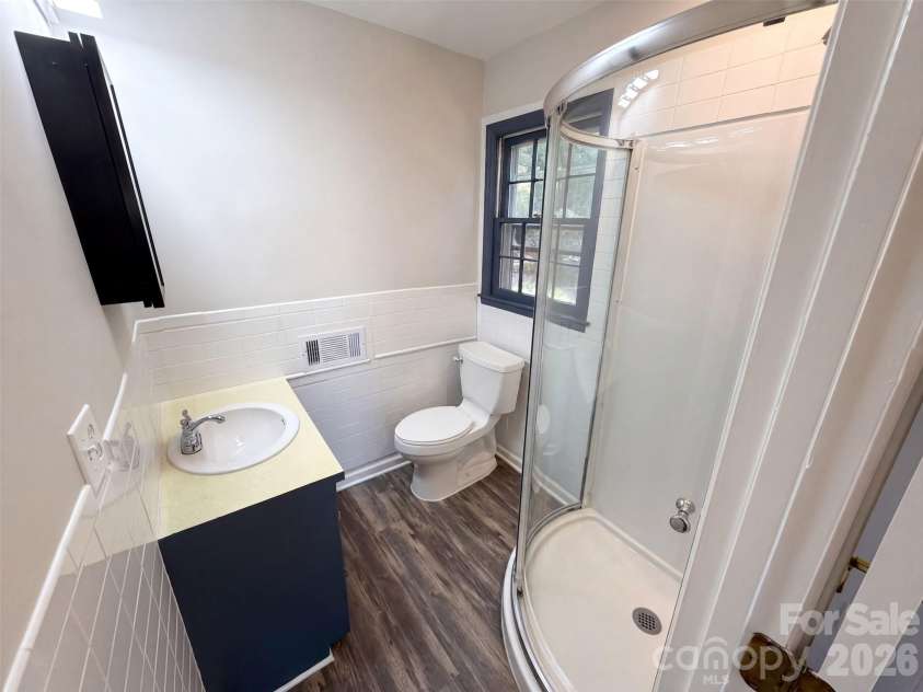 1030 Mclaughlin Drive, Charlotte, NC 28212.  MLS# CAR4423683, YatesRealty ID 33132. 