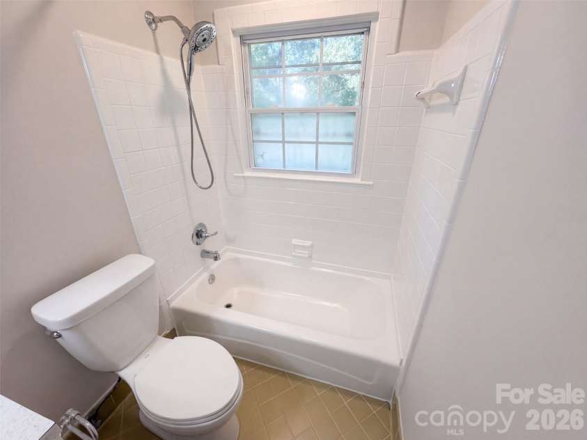 1030 Mclaughlin Drive, Charlotte, NC 28212.  MLS# CAR4423683, YatesRealty ID 33132. 