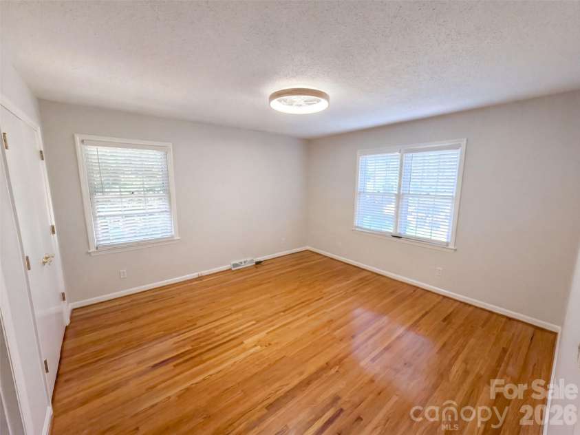 1030 Mclaughlin Drive, Charlotte, NC 28212.  MLS# CAR4423683, YatesRealty ID 33132. 