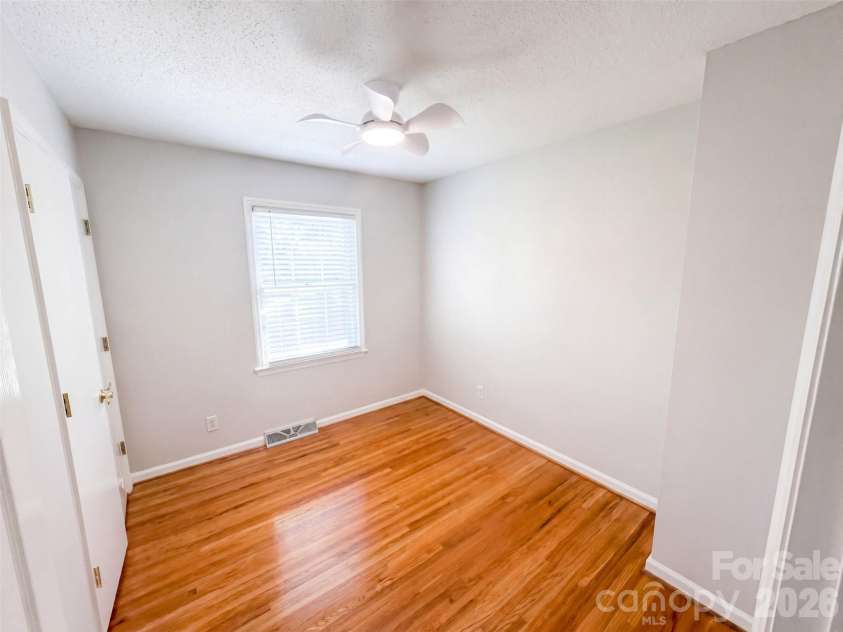 1030 Mclaughlin Drive, Charlotte, NC 28212.  MLS# CAR4423683, YatesRealty ID 33132. 