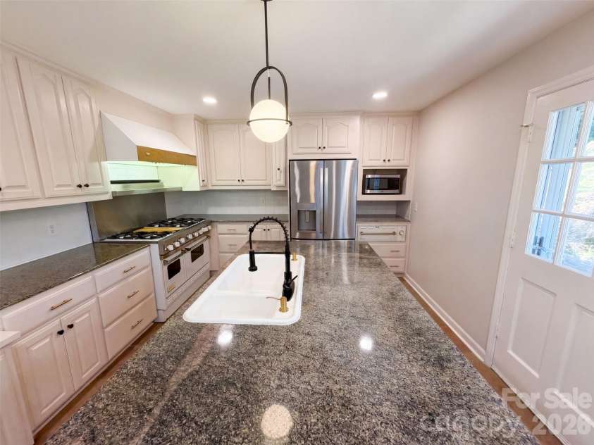 1030 Mclaughlin Drive, Charlotte, NC 28212.  MLS# CAR4423683, YatesRealty ID 33132. 