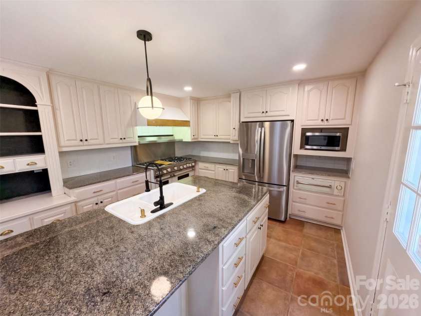 1030 Mclaughlin Drive, Charlotte, NC 28212.  MLS# CAR4423683, YatesRealty ID 33132. 