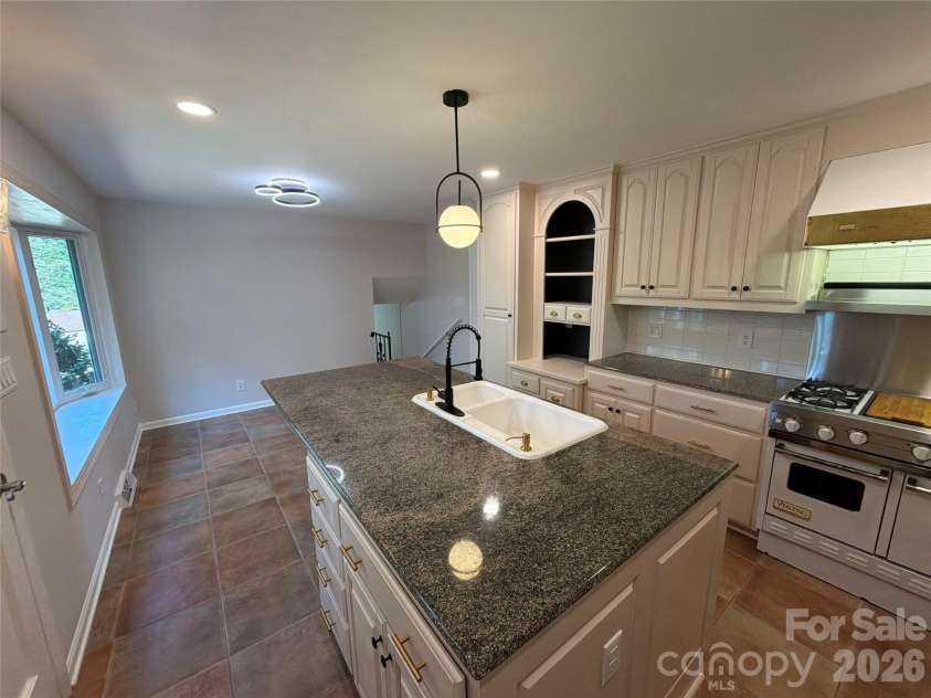 1030 Mclaughlin Drive, Charlotte, NC 28212.  MLS# CAR4423683, YatesRealty ID 33132. 