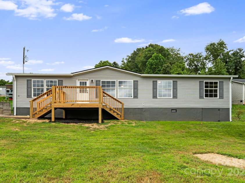 21 Toms Road, Candler, NC 28715.  MLS# CAR4289233, YatesRealty ID 33132. 