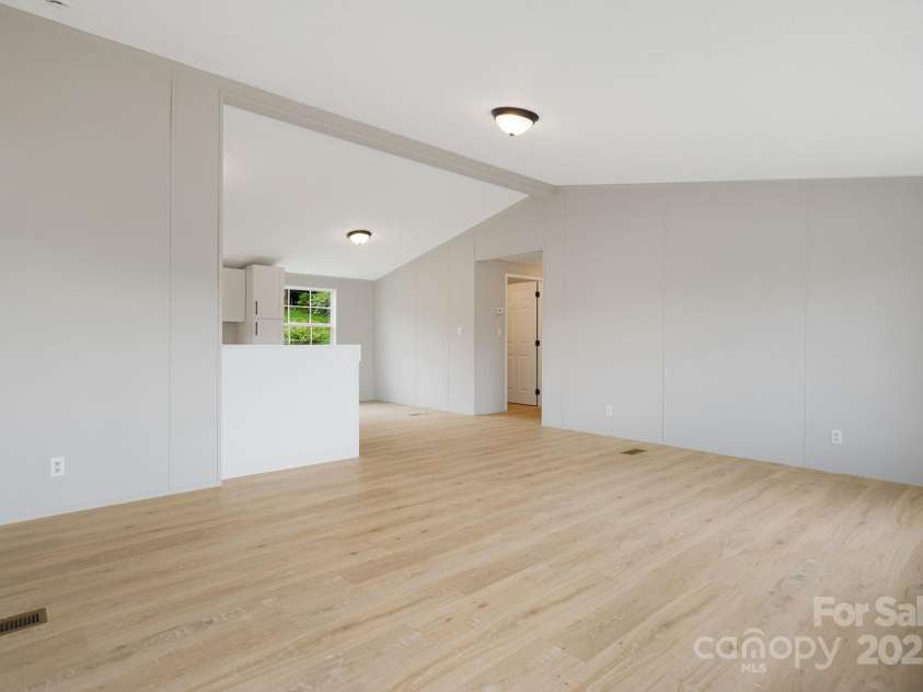 21 Toms Road, Candler, NC 28715.  MLS# CAR4289233, YatesRealty ID 33132. 