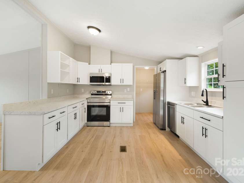 21 Toms Road, Candler, NC 28715.  MLS# CAR4289233, YatesRealty ID 33132. 