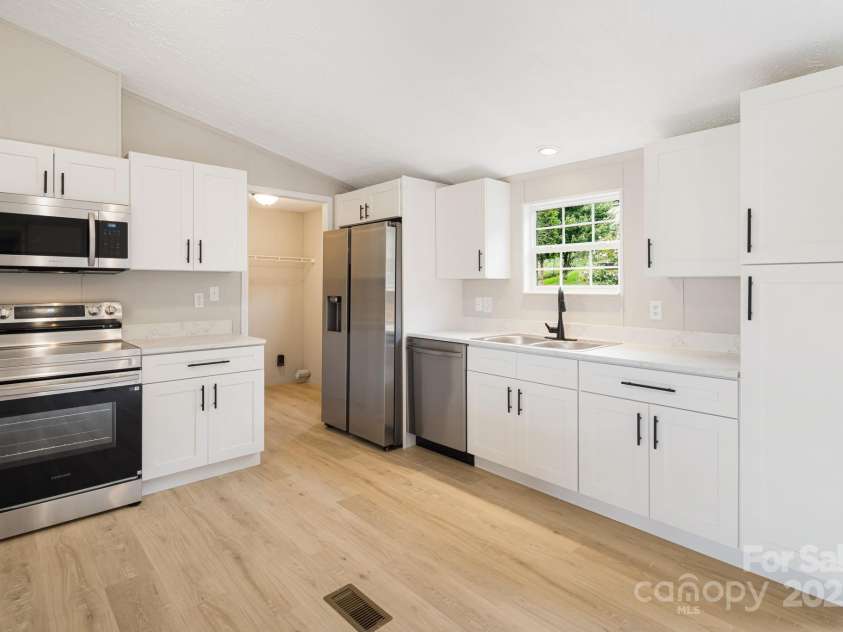 21 Toms Road, Candler, NC 28715.  MLS# CAR4289233, YatesRealty ID 33132. 