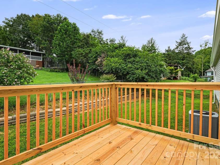 21 Toms Road, Candler, NC 28715.  MLS# CAR4289233, YatesRealty ID 33132. 