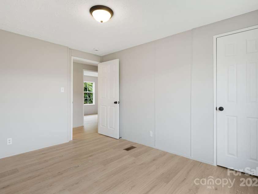 21 Toms Road, Candler, NC 28715.  MLS# CAR4289233, YatesRealty ID 33132. 