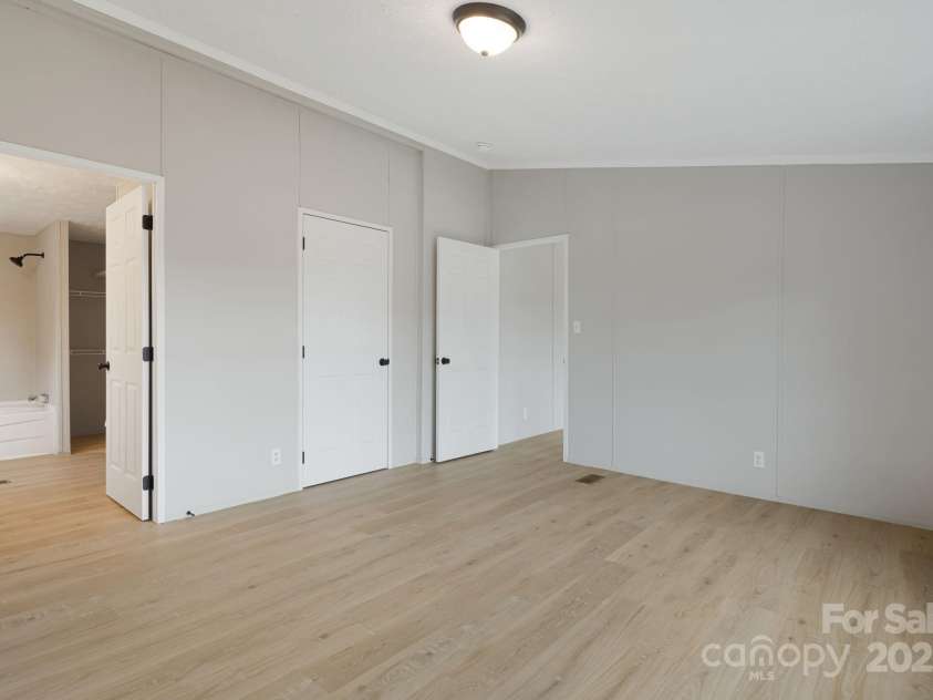 21 Toms Road, Candler, NC 28715.  MLS# CAR4289233, YatesRealty ID 33132. 