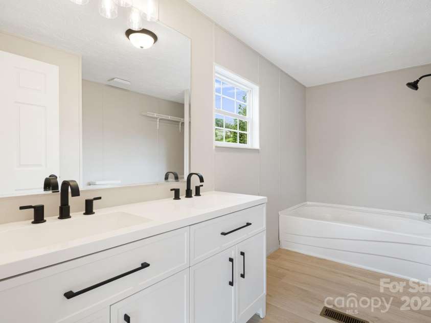 21 Toms Road, Candler, NC 28715.  MLS# CAR4289233, YatesRealty ID 33132. 