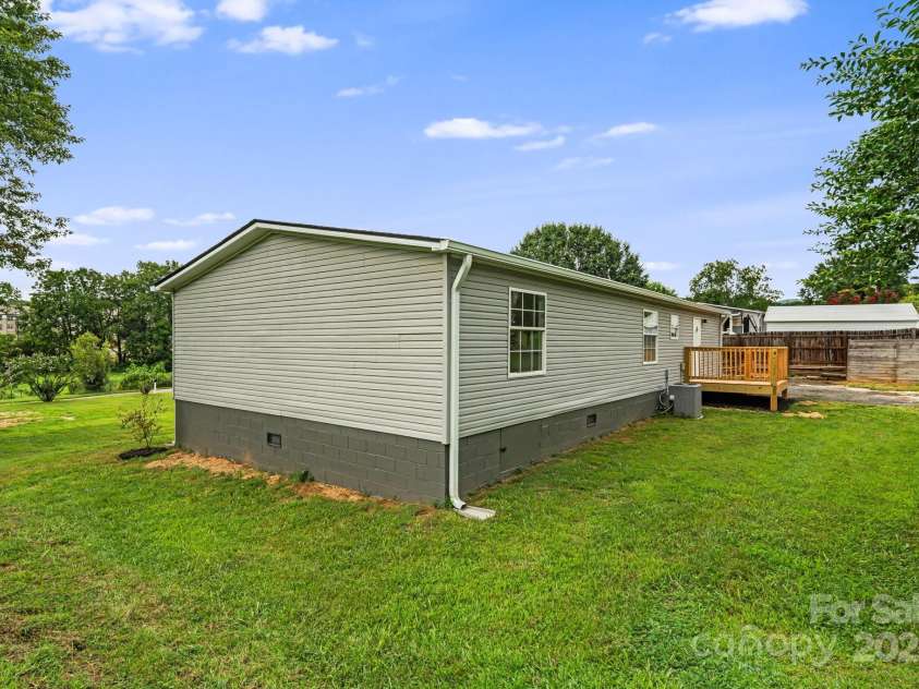 21 Toms Road, Candler, NC 28715.  MLS# CAR4289233, YatesRealty ID 33132. 