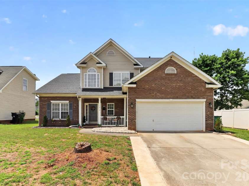 7613 Deluca Drive, Charlotte, NC 28215.  MLS# CAR4396462, YatesRealty ID 33133. 