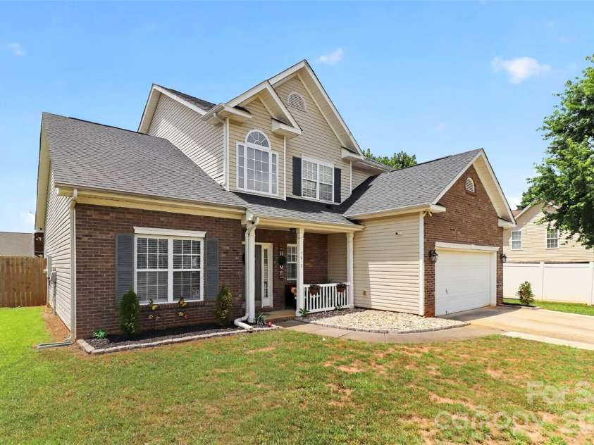 7613 Deluca Drive, Charlotte, NC 28215.  MLS# CAR4396462, YatesRealty ID 33133. 